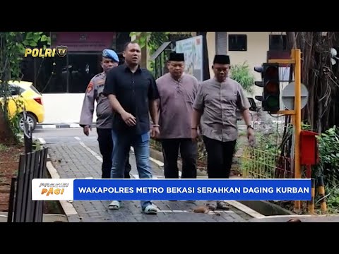 WAKAPOLRES METRO BEKASI SERAHKAN DAGING KURBAN KE WARGA SEKITAR