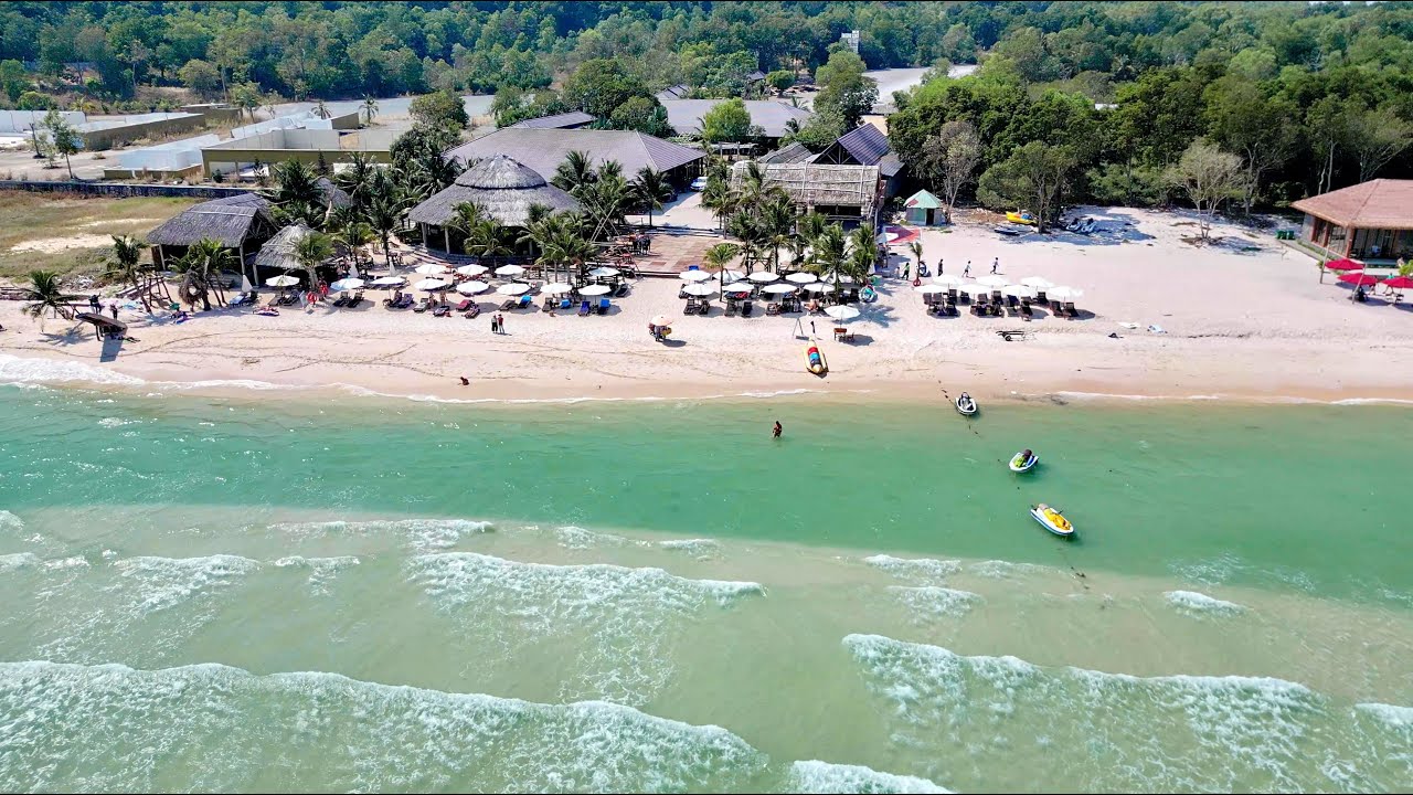 Discover the aerial panoramas of Bai Sao Beach.