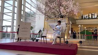 阪急西宮ガーデンズ15周年キックオフイベントで、山之内すずさんが有川ひろさんのオリジナルストーリーを朗読。