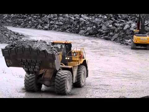 Cat 980 H and 988 H wheel loaders feeding rock to a crusher