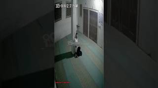 Download lagu A MAN WHO FALLS ASLEEP IN THE PRAYER ARE CARRIED BY A DEMIT😱#trending #shorts #horror #creepy #ho... mp3