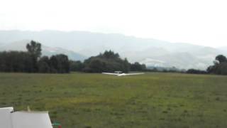 preview picture of video 'Mugello Gliding 17-8-2010 - Torto su LS4 in atterraggio da nord'