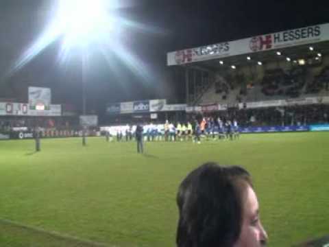 De jeugdspelers van U8 en U9 mochten mee oplopen. Lommel united - Eupen
