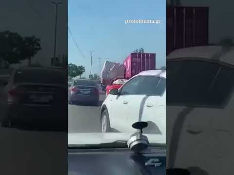 Νταλίκα σώζει από ανατροπή φορτηγό που του έσκασε το λάστιχο
