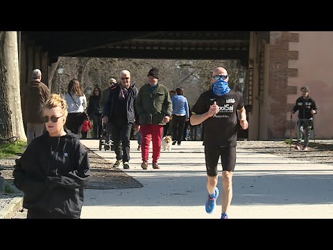 A passeggio sulle mura; la "normale" domenica a Lucca, pensando al coronavirus