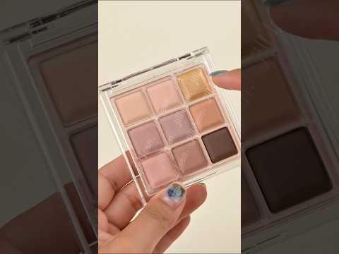 A bar of berry white chocolate eyeshadow palette 🎨  #yesstyle #jillleen #eyemakeup