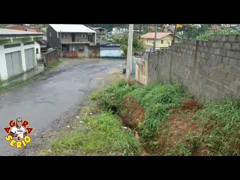 Morador registra Muro que pode cair na rua do retorno na Favela da Conceição.