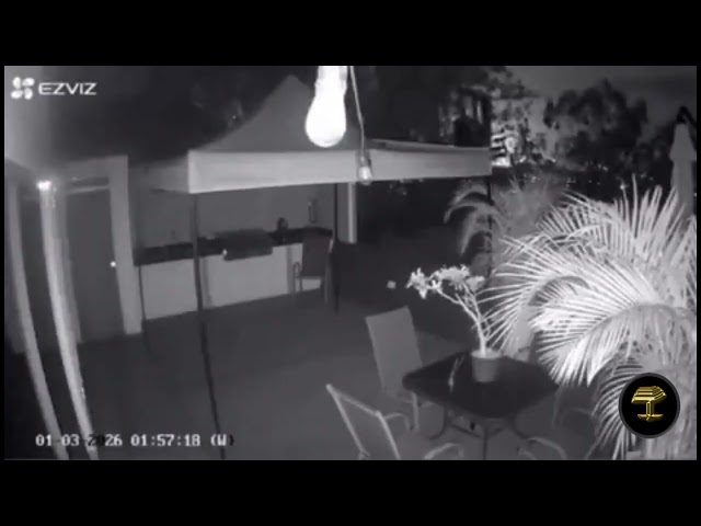 Momento en el que un misil impacta en una zona residencial en Venezuela