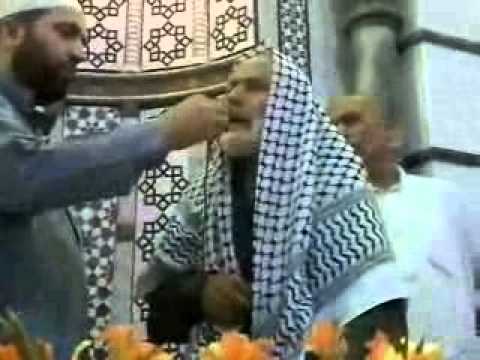 أبو صبحي الدرة يلقي قصيدة أثناء تشييع صالح ياسين الصيداوي في مدينة دوما في ريف دمشق