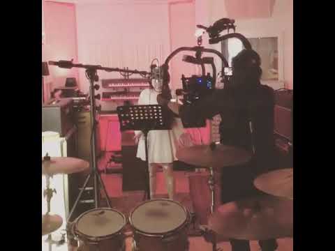 Jessica Schaffler singt den Titelsong zu "Schneewittchen" ein