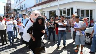 preview picture of video 'El Dr Simi y la Viuda Ferrocarrilera bailando juntos en despedida del Año Viejo'