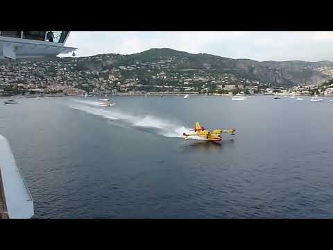 4 Feuerlöschflugzeuge tanken direkt neben Passagierschiff