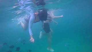 한국 친구 두 명이 나트랑 해변에서 수영을 하러 갔습니다.