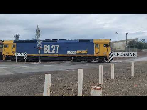 Pacific National BL27 G523 BL31 7733V grain train Geelong Grain storage facility