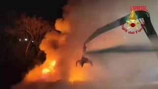 Il video dell'incendio a Bollate in un'azienda di smaltimento di rifiuti