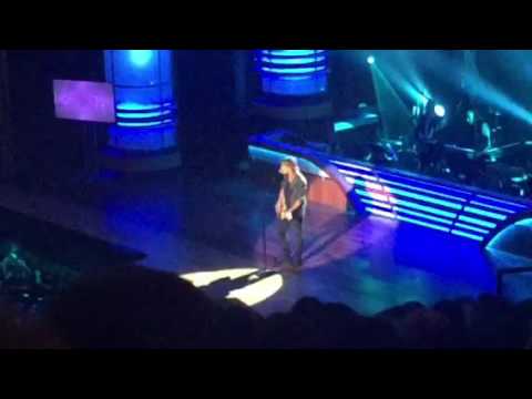 Keith Urban Performs "Blue Ain't Your Color" at the ACM Honors