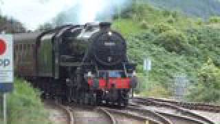 preview picture of video 'Jacobite steam train approaches Glenfinnan station.'