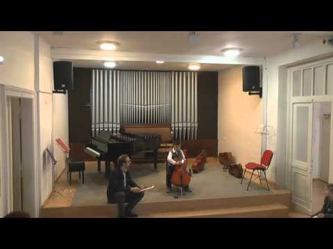 Sebastián Vašek hraje na třídní předehrávce