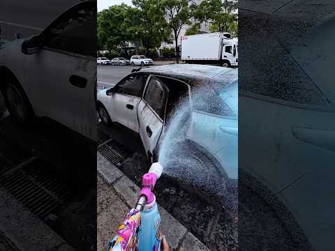 Hago el reto de lavar coches al azar en la calle y termino salpicando a alguien sin querer！