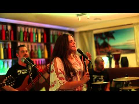 The Twins Peek @ Jamaica Baar