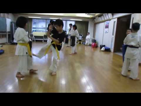 前足でローキックのジャブ