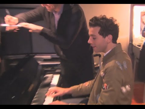 MIKA - PLAYING PIANO FOR COACHES (Funny moments)