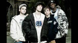 **Porta entre avenidas y aceras**