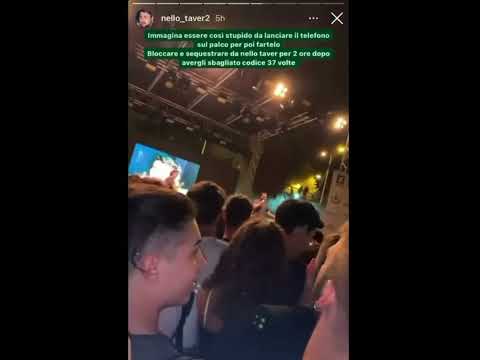 Nello Taver blocca il telefono di un ragazzo