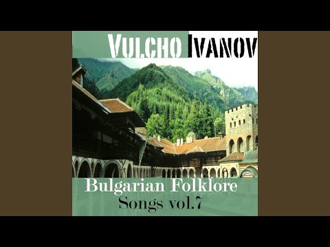 Moma v gradina sedeshe