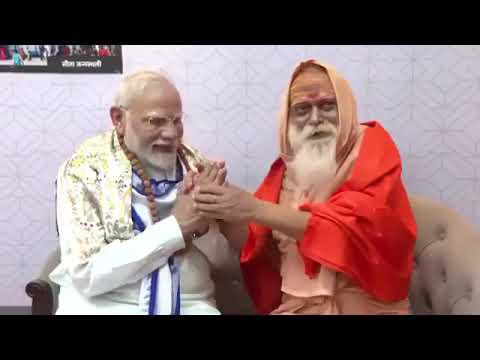 परम्पूज्य स्वामी शक्ति शरणानंद सरस्वती जी महाराज के साथ मोदी जी