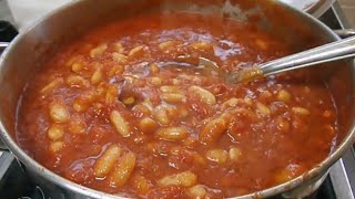 בקלי קלות- שעועית לבנה ברוטב עגבניות (ליהי קרויץ - מטבח בקלי קלות) - התמונה מוצגת ישירות מתוך אתר האינטרנט יוטיוב. זכויות היוצרים בתמונה שייכות ליוצרה. קישור קרדיט למקור התוכן נמצא בתוך דף הסרטון