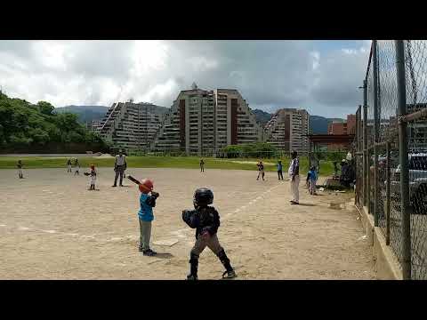 El primer batazo de Rubén David cuando empezó en el béisbol
