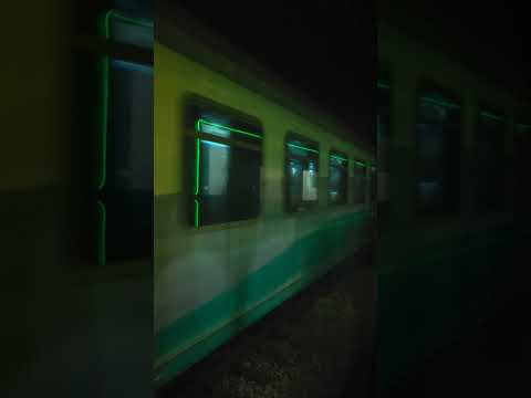 🚆 O encontro do trem noturno com o trem diurno da EFVM! #efvm #ferrovia #mg #tremdepassageiros #trem