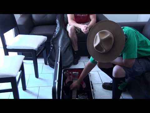 Rocker Scout en los Cursos de Guitarra de Shival Studio (HD)