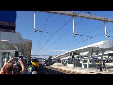 Afscheidsrit mat64 vertrekt vanaf arnhem centraal