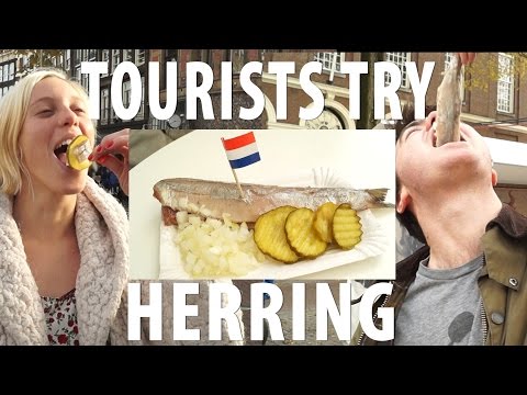 Turistas experimentam arenque holandês