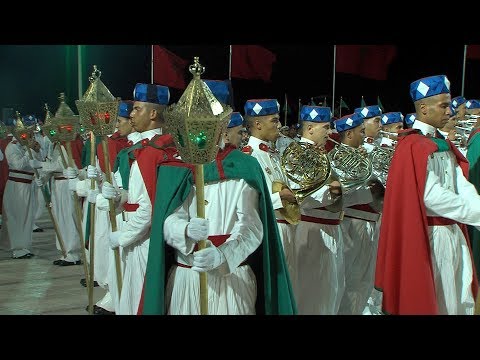 عيد العرش طواف المشاعل التقليدي للحرس الملكي ينير كورنيش المضيق