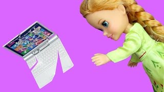 Anna BREAKS a Laptop ! Elsa &amp; Anna toddlers visit Nikki&#39;s house - Playdate - TV Watching