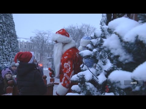 Благотворительная акция "Елка желаний " пройдет сегодня в резиденции Деда Мороза на площади Ленина видео