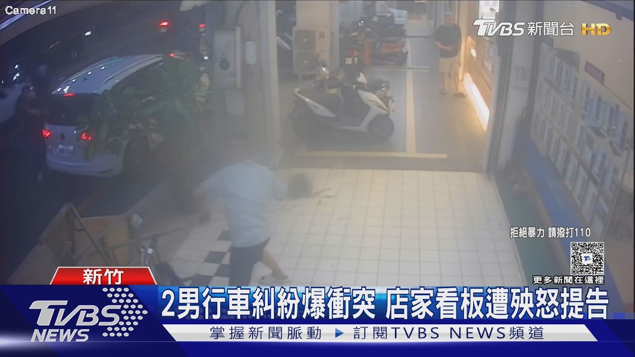 影音／行車糾紛引爆全武行！2男當街互毆　店家看板、安全帽全成武器