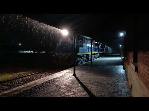 Alco (8243) + Alco (8258) con un Tren cargado a su paso por "Estación Garza" en plena Tormenta 🚂⛈️
