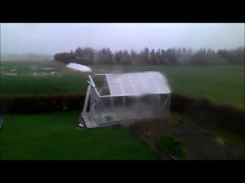 Drivhus blåser vekk på Randaberg. "NB 4xhastighet på film"