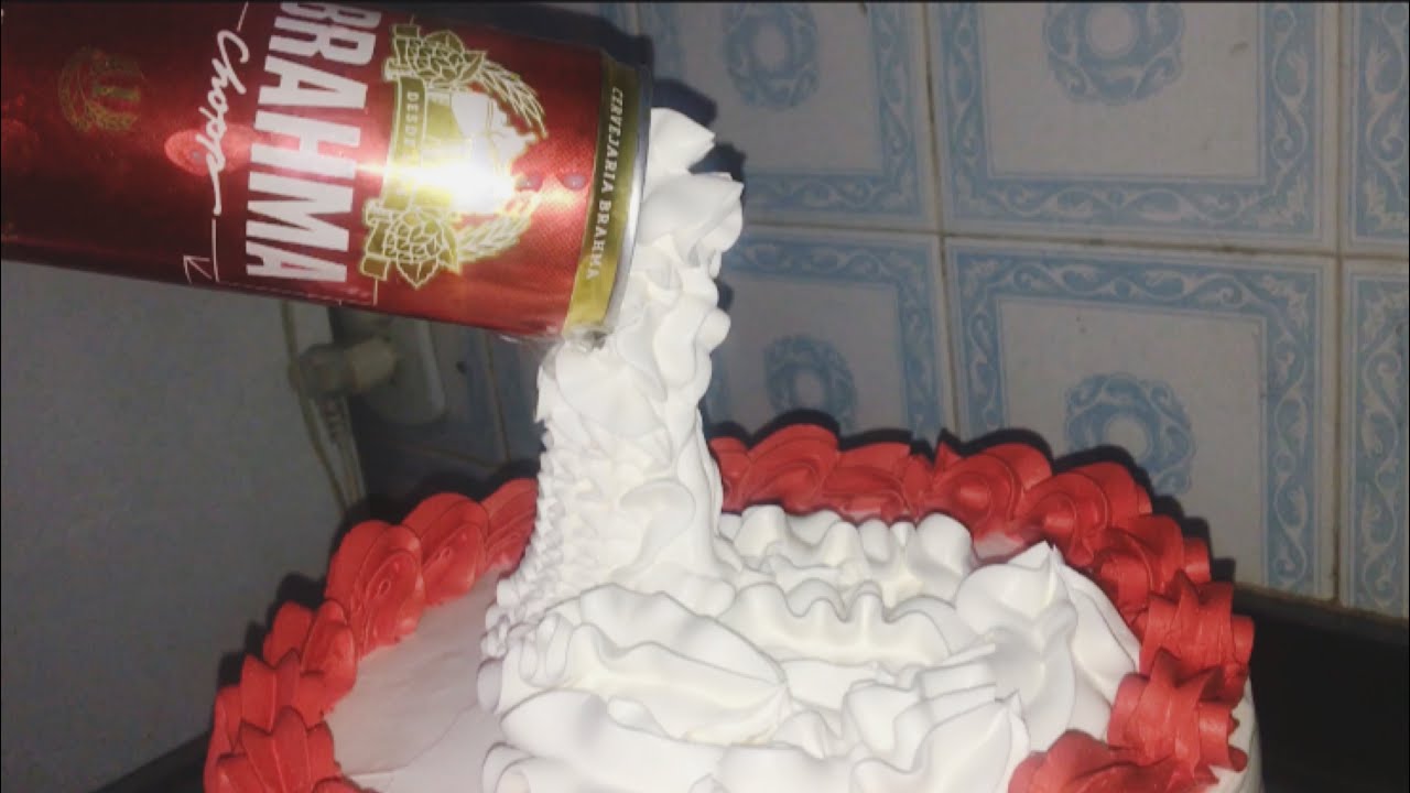 Bolo Brahma como colocar latinha de cerveja no bolo