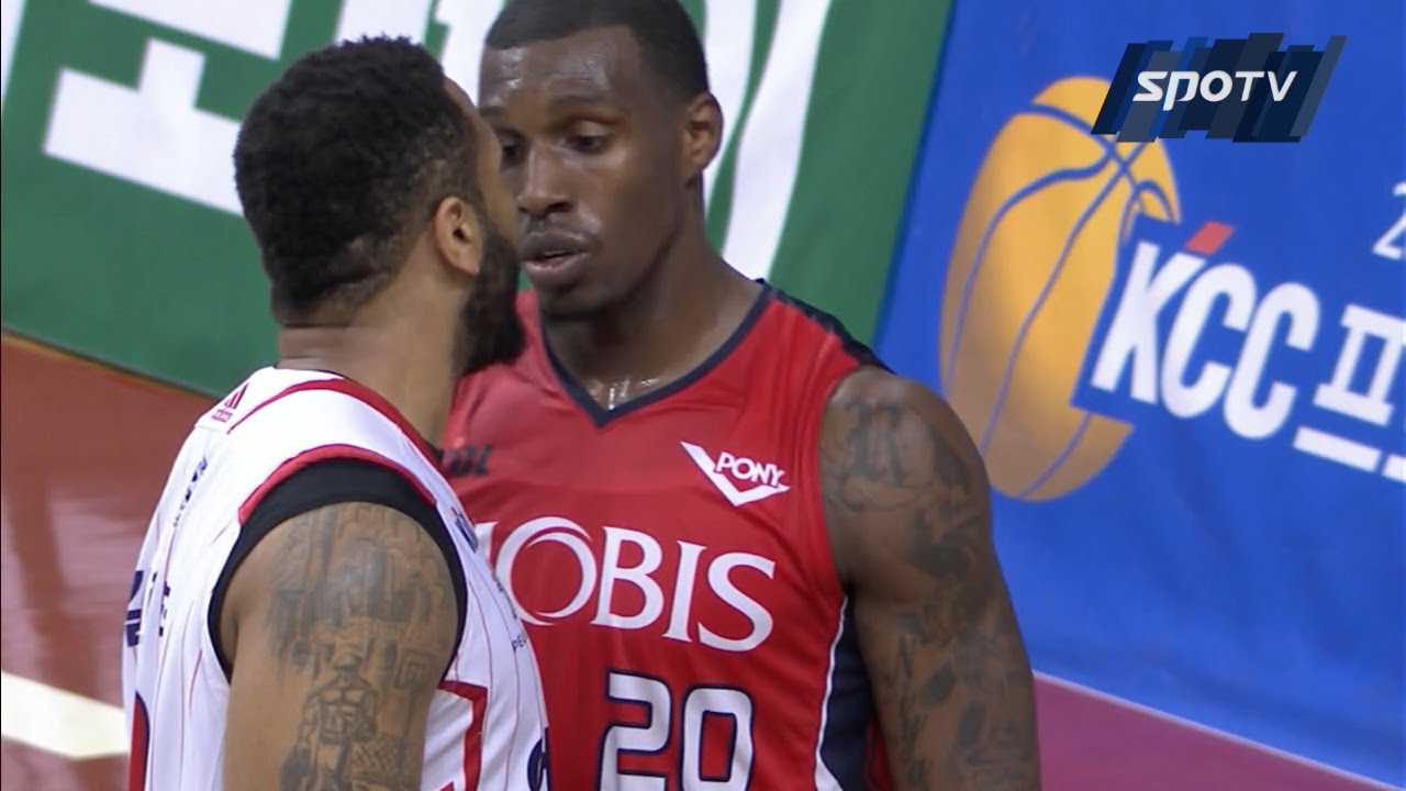 [프로농구] 치열한 몸싸움 중 묘한 신경전! 라틀리프, 길렌워터 (02.03)