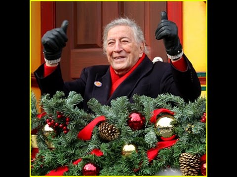 Tony Bennett Almost Falls During Macy's Parade & Miss Piggy Saves Him
