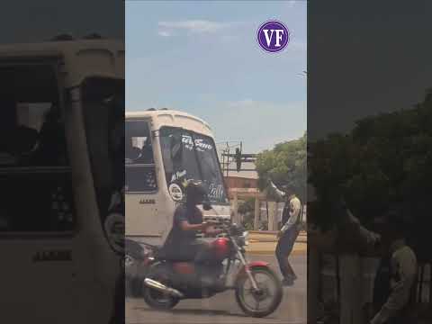 "ES PANÍSIMA": POLICIA DE ANZOATEGUI SE VIRALIZA POR SU PARTICULAR ESTILO PARA GUIAR EL TRÁFICO