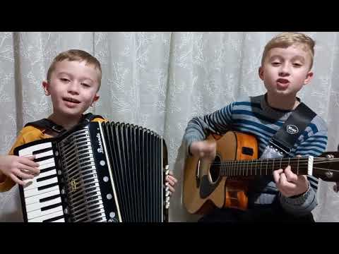 Pedro Antonio e Vitor Leonardo Velho Casarão