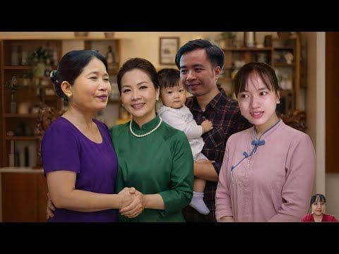 두 어머니가 손을 잡자 티에우 산(Tieu San)과 데이비드 하이(David Hai)는 행복한 눈물을 흘렸습니다.