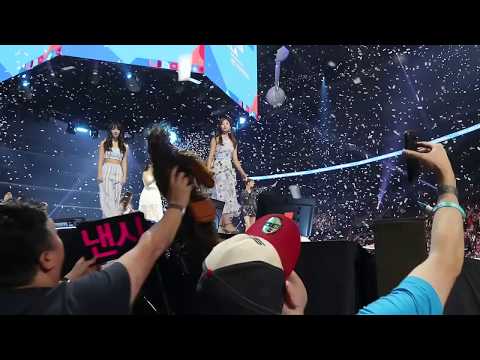 KCON LA 2018 Ending - 180812 - Tzuyu receives my Chewbacca plush.