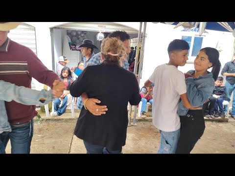 ASI LO BAILAN LAS CHICAS DE SAN CARLOS ALZATATE CON LOS CUATES DE GUATEMALA 